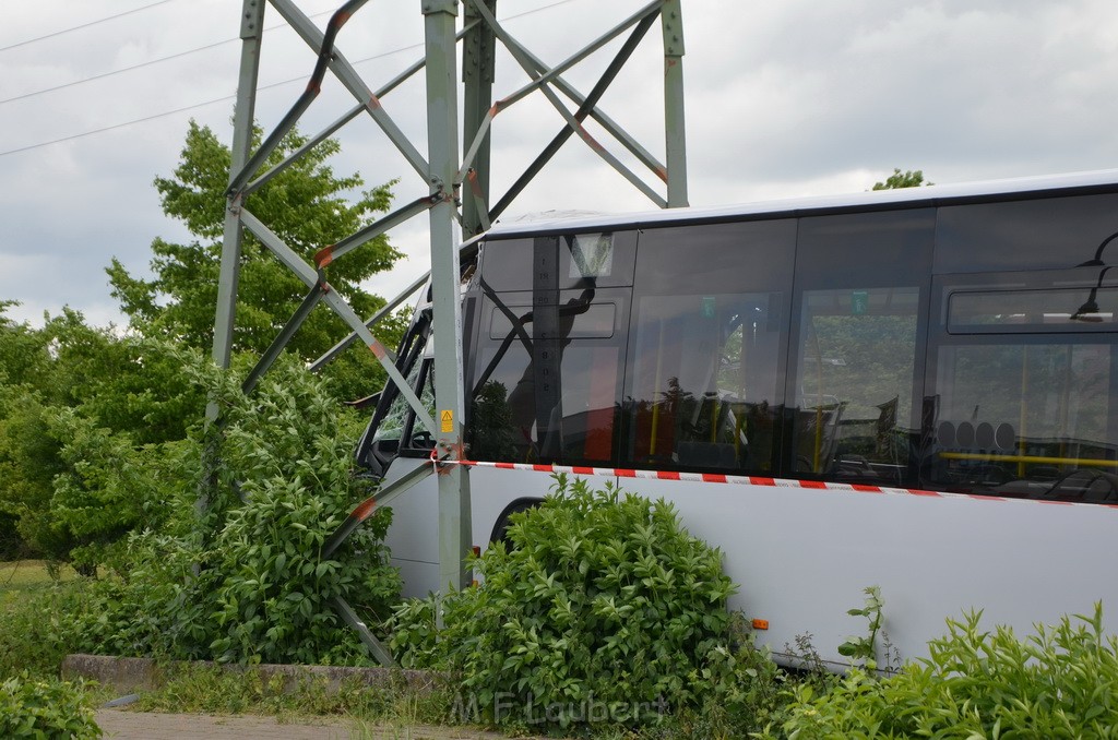 Schwerer Bus Unfall Koeln Porz Gremberghoven Neuenhofstr P190.JPG - Miklos Laubert